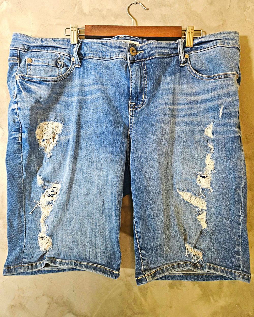 Torrid Bermuda Women's Blue Denim Shorts Size 20 Distressed Mid Rise Stretch